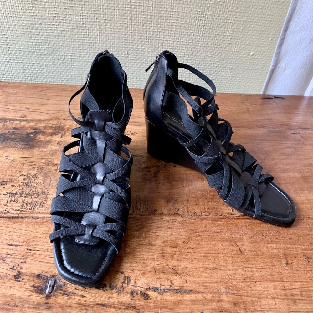 Donald Pliner Excellent Condition Black Shoes - Picture 1 of 6